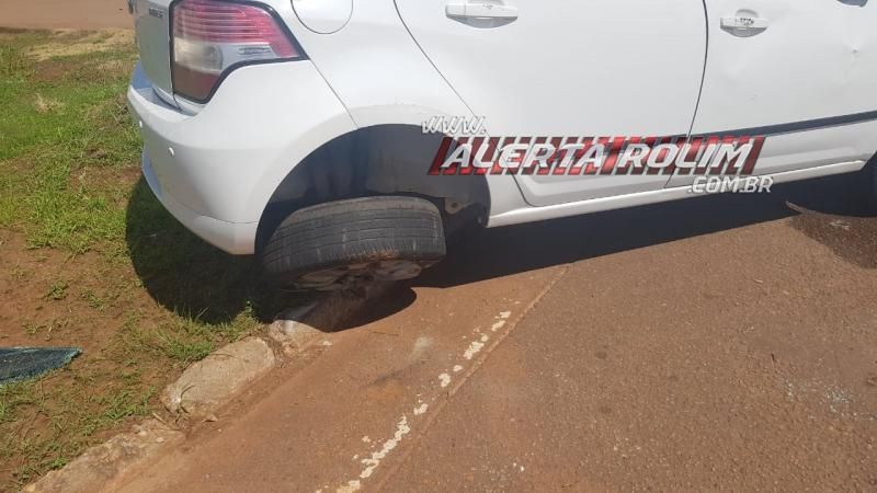 Veículo tomba após ser atingido por caminhonete no Centro de Rolim de Moura Veículo tomba após ser atingido por caminhonete no Centro de Rolim de Moura