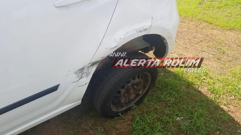 Veículo tomba após ser atingido por caminhonete no Centro de Rolim de Moura Veículo tomba após ser atingido por caminhonete no Centro de Rolim de Moura