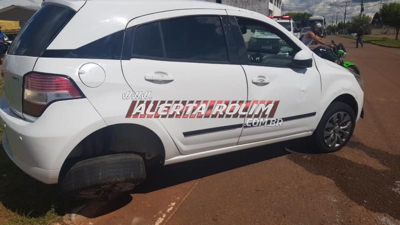 Veículo tomba após ser atingido por caminhonete no Centro de Rolim de Moura Veículo tomba após ser atingido por caminhonete no Centro de Rolim de Moura