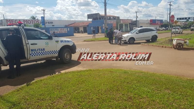 Veículo tomba após ser atingido por caminhonete no Centro de Rolim de Moura Veículo tomba após ser atingido por caminhonete no Centro de Rolim de Moura