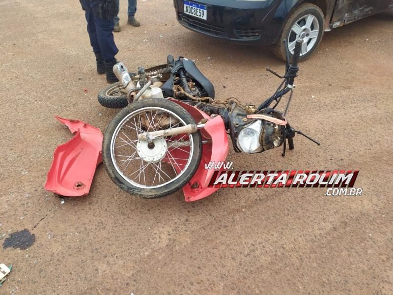 Adolescente conduzindo moto fratura braço após colidir em carro de motorista não habilitado em Rolim de Moura Adolescente conduzindo moto fratura braço após colidir em carro de motorista não habilitado em Rolim de Moura