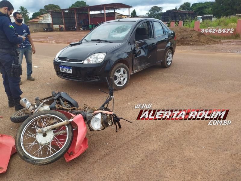 Adolescente conduzindo moto fratura braço após colidir em carro de motorista não habilitado em Rolim de Moura Adolescente conduzindo moto fratura braço após colidir em carro de motorista não habilitado em Rolim de Moura