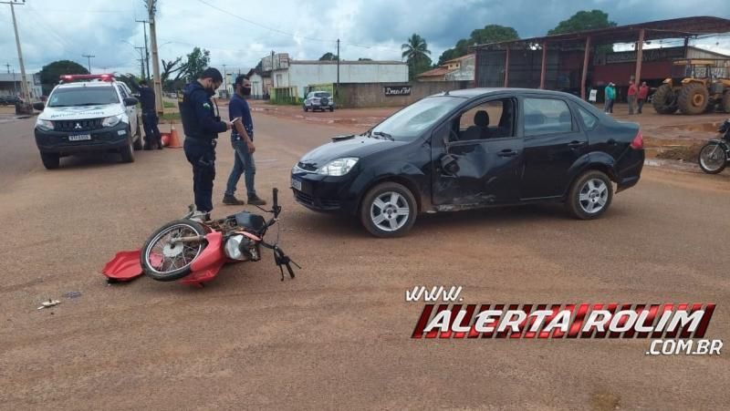 Adolescente conduzindo moto fratura braço após colidir em carro de motorista não habilitado em Rolim de Moura Adolescente conduzindo moto fratura braço após colidir em carro de motorista não habilitado em Rolim de Moura