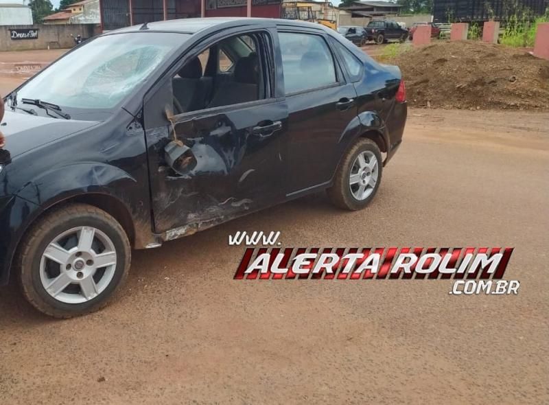 Adolescente conduzindo moto fratura braço após colidir em carro de motorista não habilitado em Rolim de Moura Adolescente conduzindo moto fratura braço após colidir em carro de motorista não habilitado em Rolim de Moura