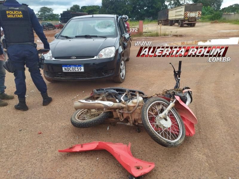 Adolescente conduzindo moto fratura braço após colidir em carro de motorista não habilitado em Rolim de Moura Adolescente conduzindo moto fratura braço após colidir em carro de motorista não habilitado em Rolim de Moura