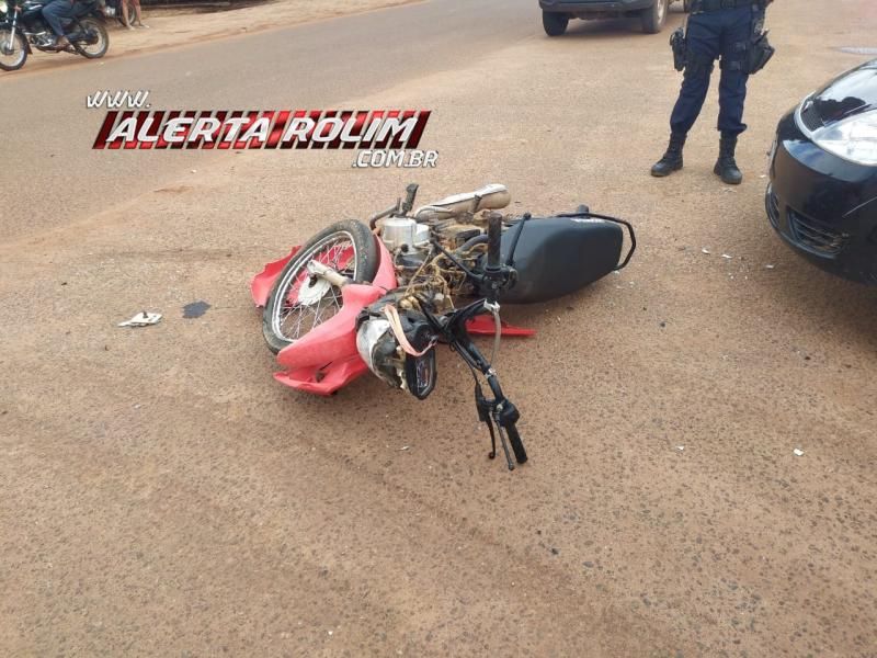 Adolescente conduzindo moto fratura braço após colidir em carro de motorista não habilitado em Rolim de Moura Adolescente conduzindo moto fratura braço após colidir em carro de motorista não habilitado em Rolim de Moura