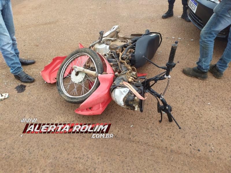 Adolescente conduzindo moto fratura braço após colidir em carro de motorista não habilitado em Rolim de Moura Adolescente conduzindo moto fratura braço após colidir em carro de motorista não habilitado em Rolim de Moura