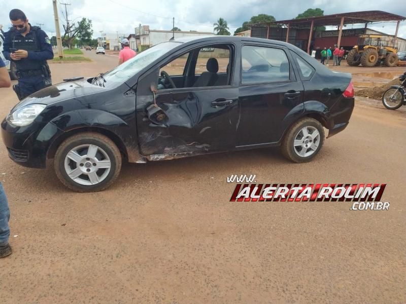 Adolescente conduzindo moto fratura braço após colidir em carro de motorista não habilitado em Rolim de Moura Adolescente conduzindo moto fratura braço após colidir em carro de motorista não habilitado em Rolim de Moura
