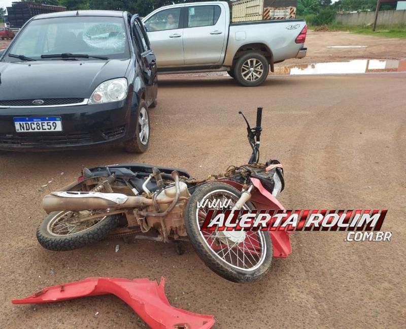 Adolescente conduzindo moto fratura braço após colidir em carro de motorista não habilitado em Rolim de Moura Adolescente conduzindo moto fratura braço após colidir em carro de motorista não habilitado em Rolim de Moura