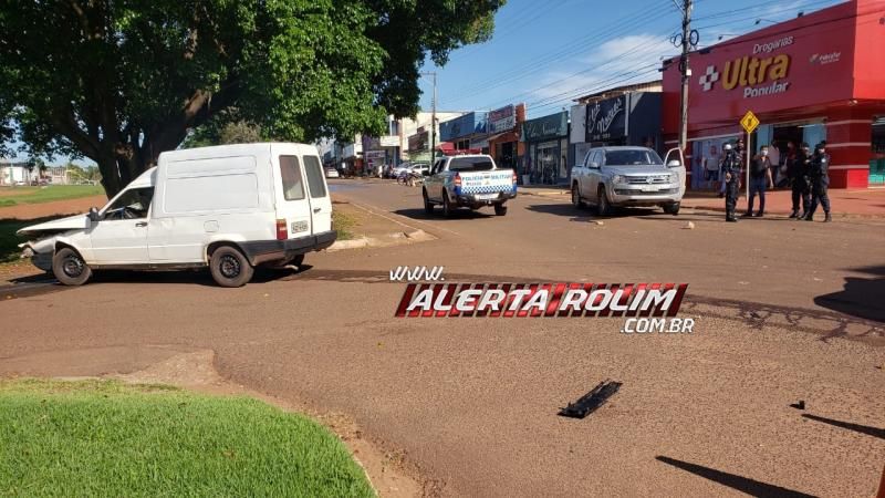 Veículo da câmara municipal é atingido por Fiorino no Centro de Rolim de Moura Veículo da câmara municipal é atingido por Fiorino no Centro de Rolim de Moura