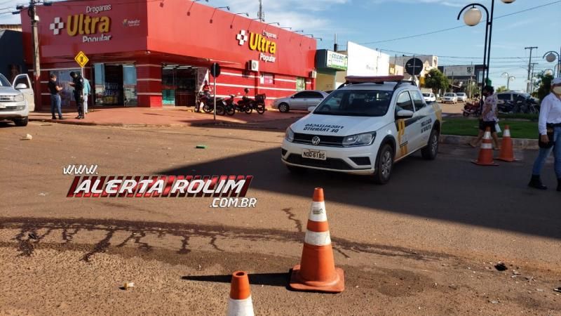 Veículo da câmara municipal é atingido por Fiorino no Centro de Rolim de Moura Veículo da câmara municipal é atingido por Fiorino no Centro de Rolim de Moura