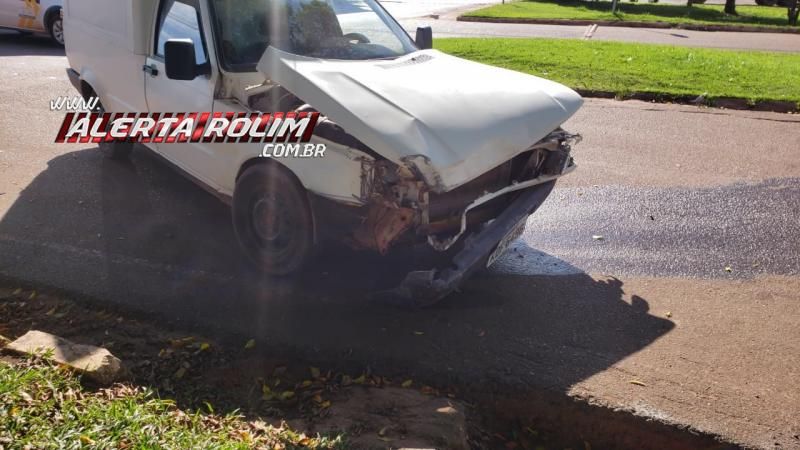 Veículo da câmara municipal é atingido por Fiorino no Centro de Rolim de Moura Veículo da câmara municipal é atingido por Fiorino no Centro de Rolim de Moura