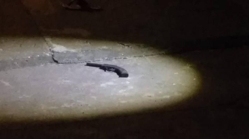 Após assaltar distribuidora de bebidas, bandido troca tiros com a PM e acaba morto Após assaltar distribuidora de bebidas, bandido troca tiros com a PM e acaba morto