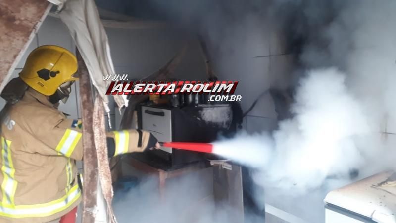 Através de ação rápida do Corpo de Bombeiros incêndio em confeitaria foi controlado nesta manhã de quinta-feira em Rolim de Moura Através de ação rápida do Corpo de Bombeiros incêndio em confeitaria foi controlado nesta manhã de quinta-feira em Rolim de Moura
