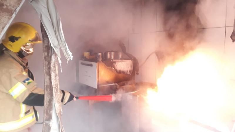Através de ação rápida do Corpo de Bombeiros incêndio em confeitaria foi controlado nesta manhã de quinta-feira em Rolim de Moura Através de ação rápida do Corpo de Bombeiros incêndio em confeitaria foi controlado nesta manhã de quinta-feira em Rolim de Moura