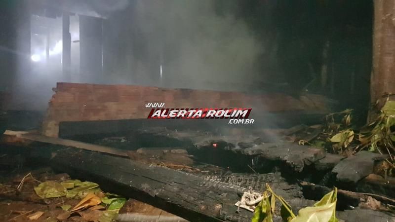 Casa de madeira é totalmente destruída por incêndio em Rolim de Moura Casa de madeira é totalmente destruída por incêndio em Rolim de Moura