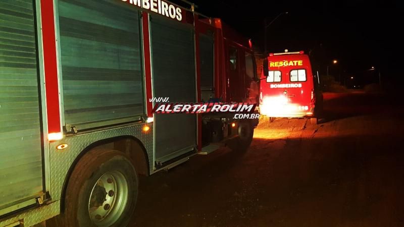 Casa de madeira é totalmente destruída por incêndio em Rolim de Moura Casa de madeira é totalmente destruída por incêndio em Rolim de Moura