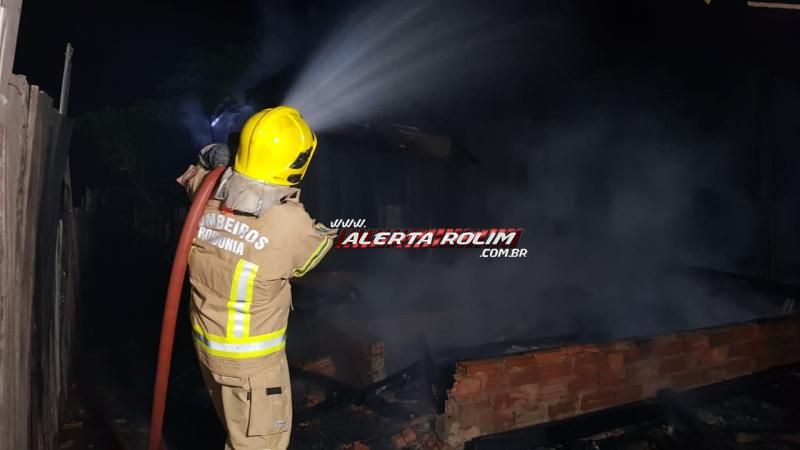 Casa de madeira é totalmente destruída por incêndio em Rolim de Moura Casa de madeira é totalmente destruída por incêndio em Rolim de Moura