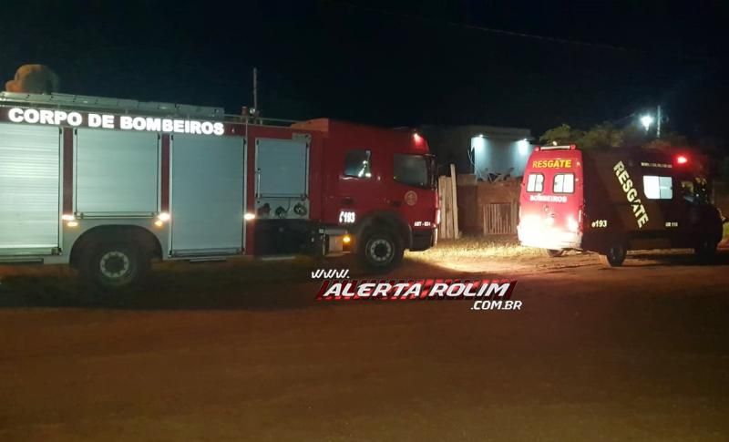 Casa de madeira é totalmente destruída por incêndio em Rolim de Moura Casa de madeira é totalmente destruída por incêndio em Rolim de Moura