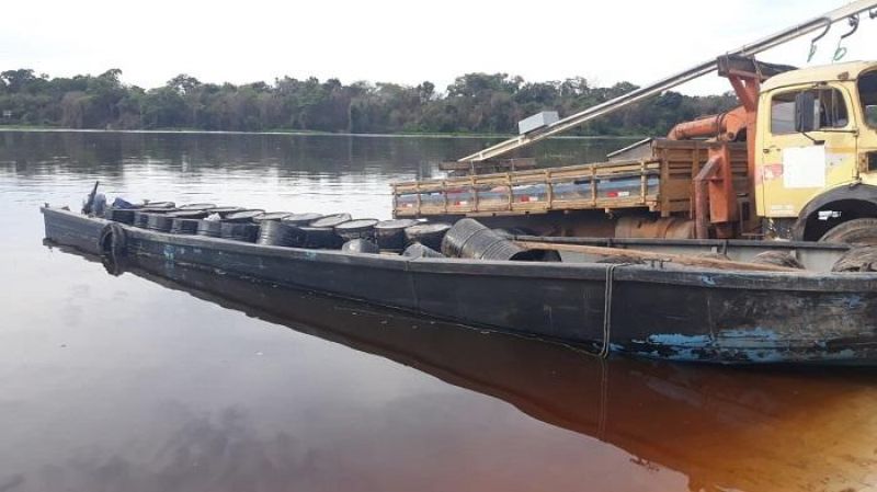 Cerca de 20 mil litros de produto utilizado para refinar substância entorpecente são apreendidos pela Polícia Militar em Pimenteiras Cerca de 20 mil litros de produto utilizado para refinar substância entorpecente são apreendidos pela Polícia Militar em Pimenteiras