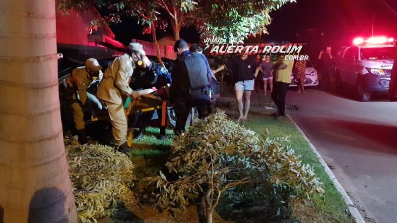 Condutora perde o controle da direção e bate carro em muro de residência em Rolim de Moura Condutora perde o controle da direção e bate carro em muro de residência em Rolim de Moura