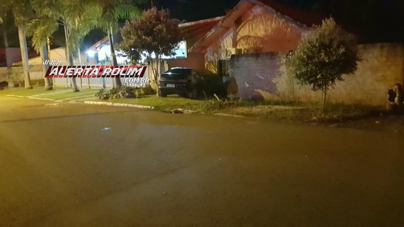 Condutora perde o controle da direção e bate carro em muro de residência em Rolim de Moura Condutora perde o controle da direção e bate carro em muro de residência em Rolim de Moura