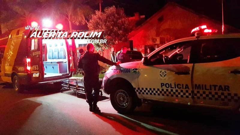 Condutora perde o controle da direção e bate carro em muro de residência em Rolim de Moura Condutora perde o controle da direção e bate carro em muro de residência em Rolim de Moura