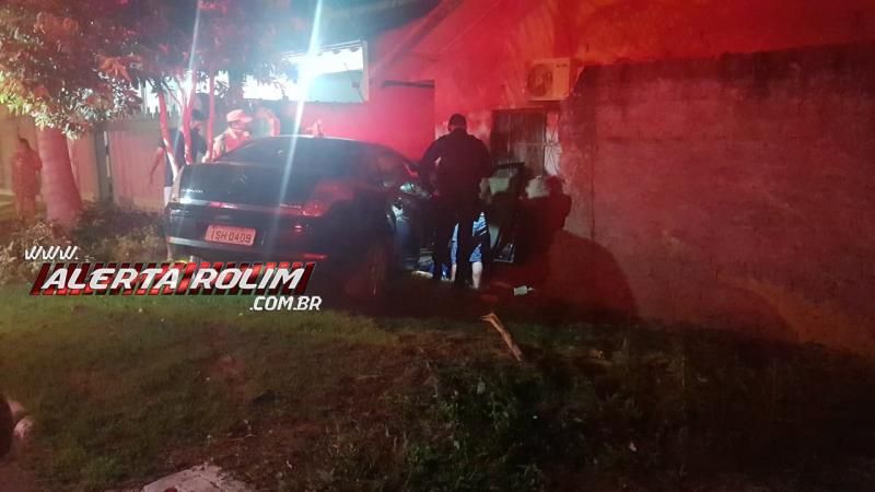Condutora perde o controle da direção e bate carro em muro de residência em Rolim de Moura Condutora perde o controle da direção e bate carro em muro de residência em Rolim de Moura