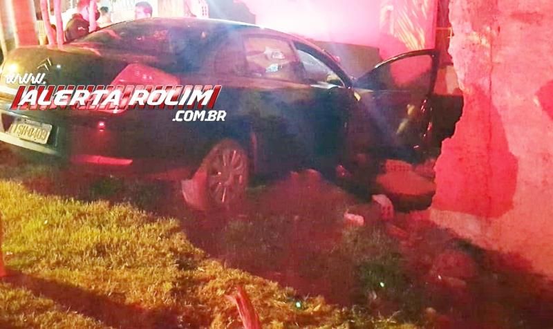 Condutora perde o controle da direção e bate carro em muro de residência em Rolim de Moura Condutora perde o controle da direção e bate carro em muro de residência em Rolim de Moura