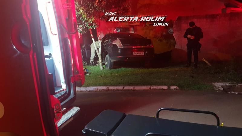 Condutora perde o controle da direção e bate carro em muro de residência em Rolim de Moura Condutora perde o controle da direção e bate carro em muro de residência em Rolim de Moura
