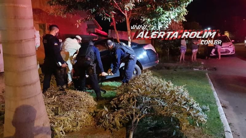 Condutora perde o controle da direção e bate carro em muro de residência em Rolim de Moura Condutora perde o controle da direção e bate carro em muro de residência em Rolim de Moura