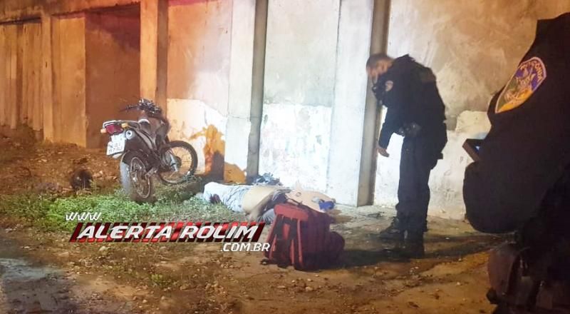 Homem foi socorrido pelos bombeiros após ser alvejado por tiro em Rolim de Moura Homem foi socorrido pelos bombeiros após ser alvejado por tiro em Rolim de Moura