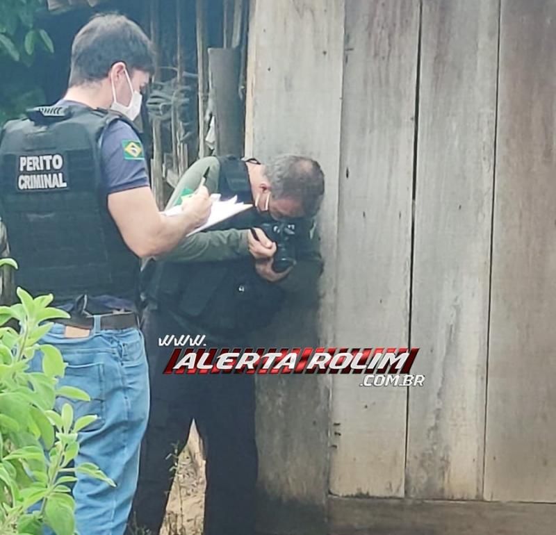 Homem é encontrado morto com vários disparos de arma de fogo, na área rural de Rolim de Moura Homem é encontrado morto com vários disparos de arma de fogo, na área rural de Rolim de Moura