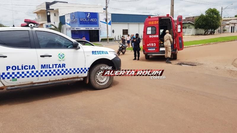 Mãe e filho são socorridos pelos bombeiros após acidente entre moto e carro no centro de Rolim de Moura Mãe e filho são socorridos pelos bombeiros após acidente entre moto e carro no centro de Rolim de Moura