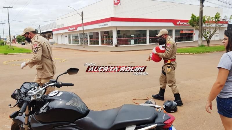 Mãe e filho são socorridos pelos bombeiros após acidente entre moto e carro no centro de Rolim de Moura Mãe e filho são socorridos pelos bombeiros após acidente entre moto e carro no centro de Rolim de Moura