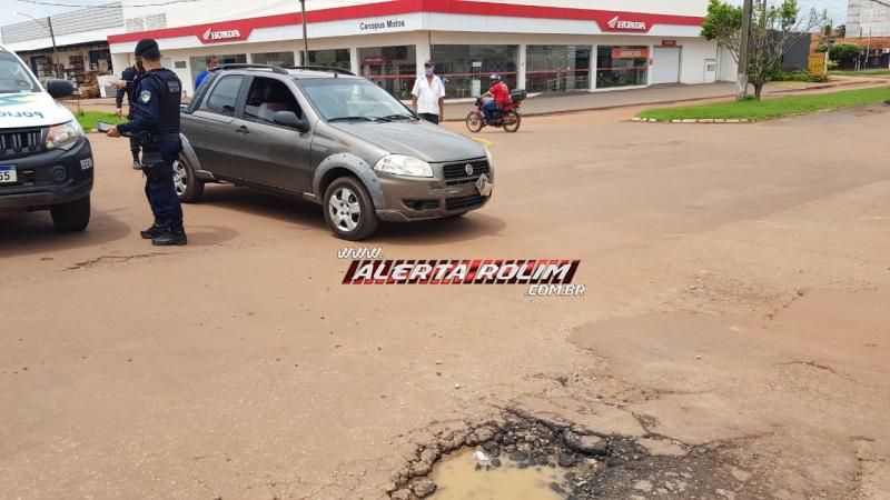 Mãe e filho são socorridos pelos bombeiros após acidente entre moto e carro no centro de Rolim de Moura Mãe e filho são socorridos pelos bombeiros após acidente entre moto e carro no centro de Rolim de Moura