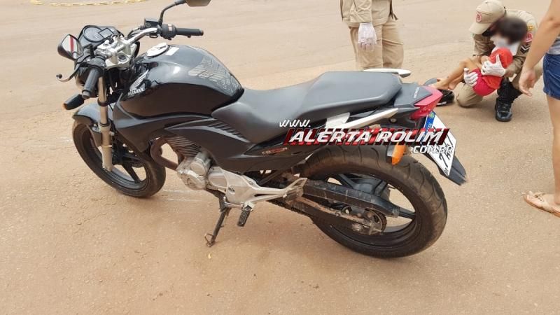 Mãe e filho são socorridos pelos bombeiros após acidente entre moto e carro no centro de Rolim de Moura Mãe e filho são socorridos pelos bombeiros após acidente entre moto e carro no centro de Rolim de Moura