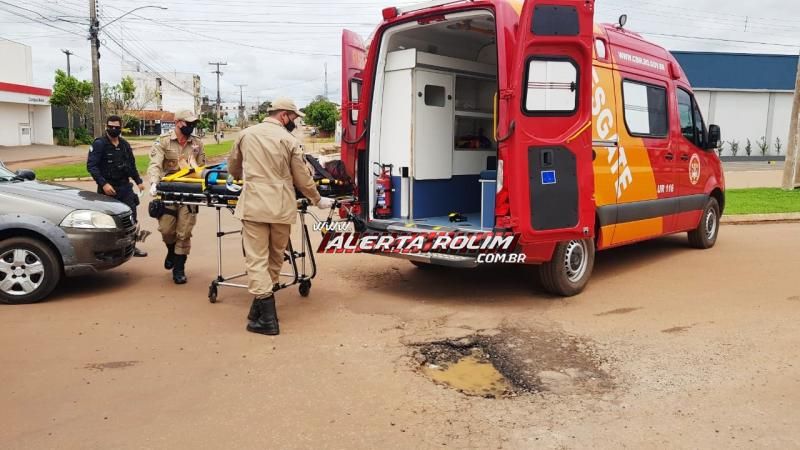 Mãe e filho são socorridos pelos bombeiros após acidente entre moto e carro no centro de Rolim de Moura Mãe e filho são socorridos pelos bombeiros após acidente entre moto e carro no centro de Rolim de Moura