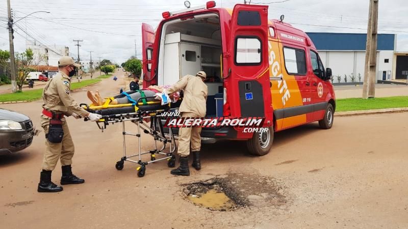 Mãe e filho são socorridos pelos bombeiros após acidente entre moto e carro no centro de Rolim de Moura Mãe e filho são socorridos pelos bombeiros após acidente entre moto e carro no centro de Rolim de Moura