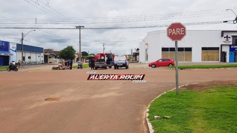 Mãe e filho são socorridos pelos bombeiros após acidente entre moto e carro no centro de Rolim de Moura Mãe e filho são socorridos pelos bombeiros após acidente entre moto e carro no centro de Rolim de Moura