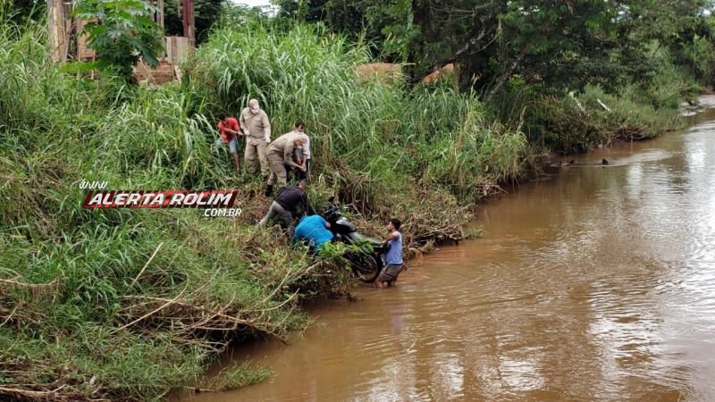 Motociclista cai dentro do Rio Anta ao passar pela ponte da Avenida São Luís em Rolim de Moura Motociclista cai dentro do Rio Anta ao passar pela ponte da Avenida São Luís em Rolim de Moura