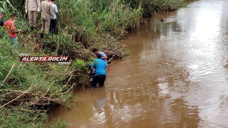 Motociclista cai dentro do Rio Anta ao passar pela ponte da Avenida São Luís em Rolim de Moura Motociclista cai dentro do Rio Anta ao passar pela ponte da Avenida São Luís em Rolim de Moura