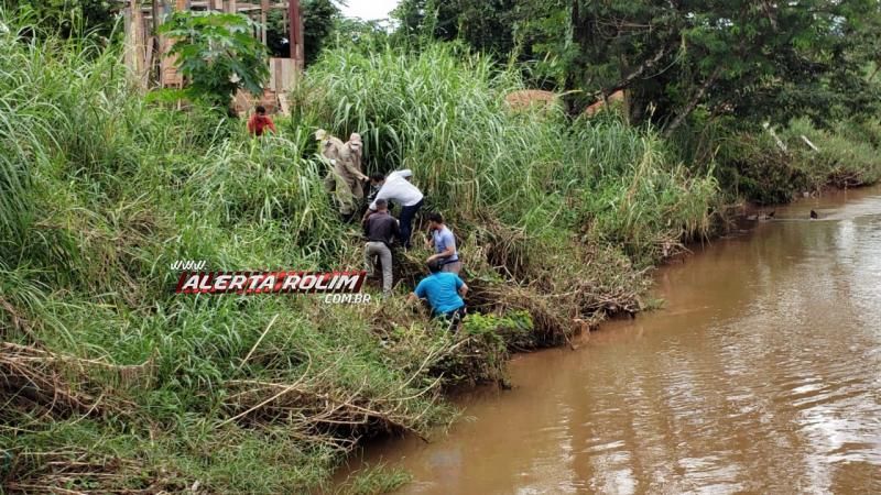 Motociclista cai dentro do Rio Anta ao passar pela ponte da Avenida São Luís em Rolim de Moura Motociclista cai dentro do Rio Anta ao passar pela ponte da Avenida São Luís em Rolim de Moura