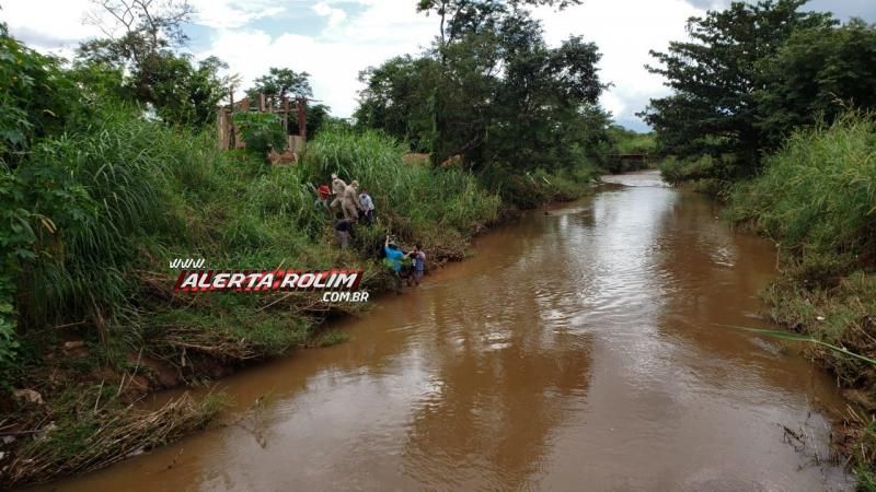Motociclista cai dentro do Rio Anta ao passar pela ponte da Avenida São Luís em Rolim de Moura Motociclista cai dentro do Rio Anta ao passar pela ponte da Avenida São Luís em Rolim de Moura