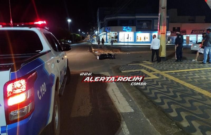 Motociclista é socorrido pelos bombeiros após acidente com carro na área central de Rolim de Moura Motociclista é socorrido pelos bombeiros após acidente com carro na área central de Rolim de Moura