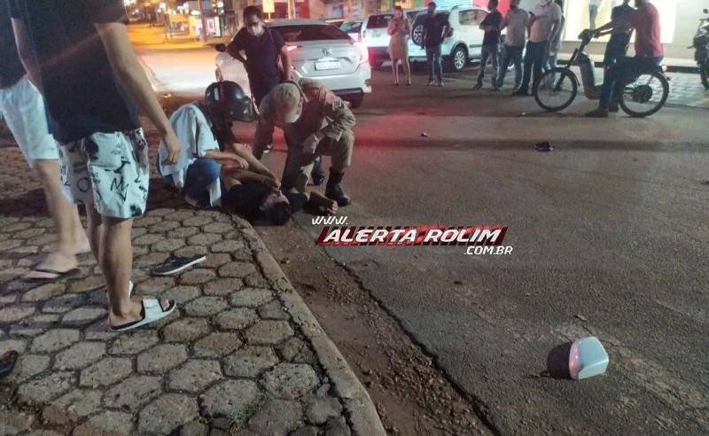 Motociclista é socorrido pelos bombeiros após acidente com carro na área central de Rolim de Moura Motociclista é socorrido pelos bombeiros após acidente com carro na área central de Rolim de Moura