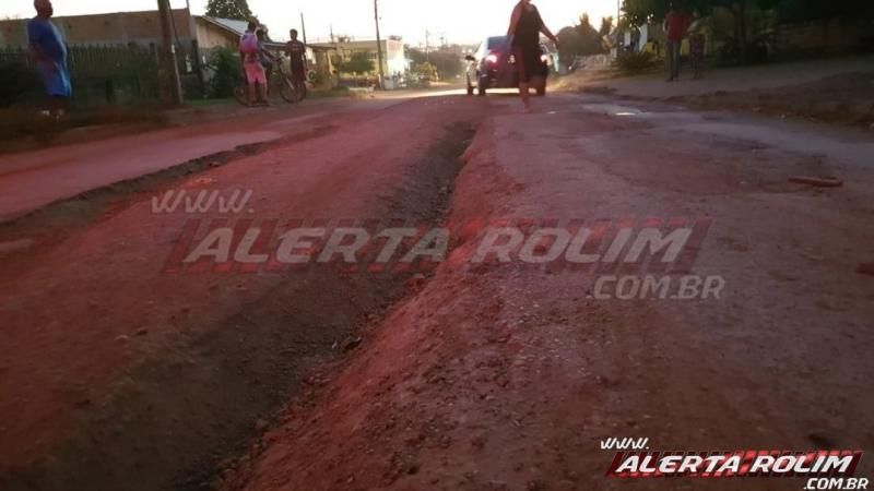 Motociclista perde o controle de motocicleta e cai após bater em buraco no meio da pista no Bairro Jardim Tropical Motociclista perde o controle de motocicleta e cai após bater em buraco no meio da pista no Bairro Jardim Tropical