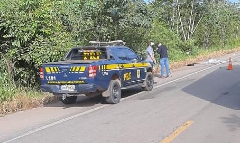 Motociclista tem cabeça arrancada após colisão com carreta na BR-364 próximo ao trevo que da acesso a Rolim de Moura Motociclista tem cabeça arrancada após colisão com carreta na BR-364 próximo ao trevo que da acesso a Rolim de Moura