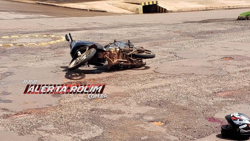 Mulher é socorrida pelos bombeiros após acidente entre moto e carro, no centro de Rolim de Moura Mulher é socorrida pelos bombeiros após acidente entre moto e carro, no centro de Rolim de Moura