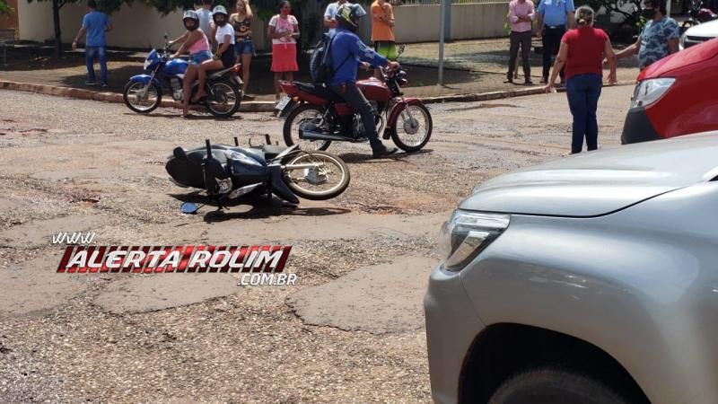 Mulher é socorrida pelos bombeiros após acidente entre moto e carro, no centro de Rolim de Moura Mulher é socorrida pelos bombeiros após acidente entre moto e carro, no centro de Rolim de Moura